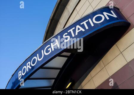 Cartello fuori dalla stazione della metropolitana di Borough a Londra, Inghilterra Foto Stock