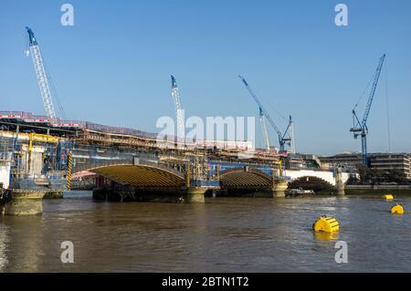 Lavori di costruzione e ristrutturazione sul ponte Blackfriars sul Tamigi a Londra, Inghilterra Foto Stock