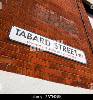 Cartello con il nome della strada per Tabard Street nel quartiere londinese di Southwark Foto Stock