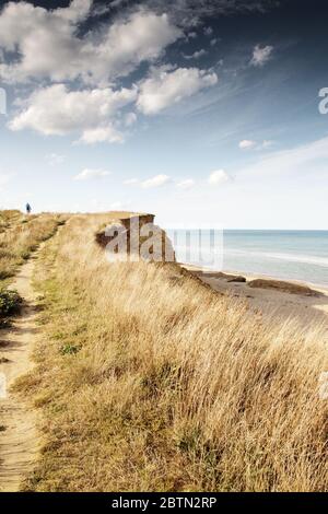 passeggiate lungo le scogliere andando a happisburgh in norfolk uk Foto Stock