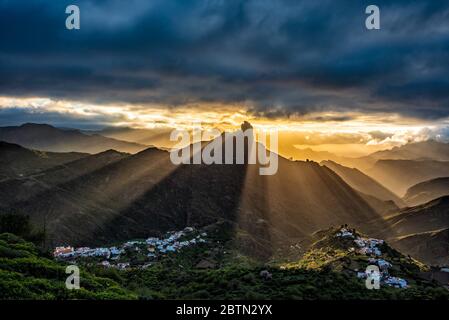 l'impressionante roccia bentaiga e il villaggio di tejeda visto dal punto di vista panoramico di degollada de becerra al tramonto con travi a vista Foto Stock