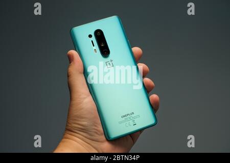 MAGGIO 2020, RIGA - lo smartphone ONEPLUS 8 Pro Android appena lanciato viene visualizzato a scopo editoriale Foto Stock