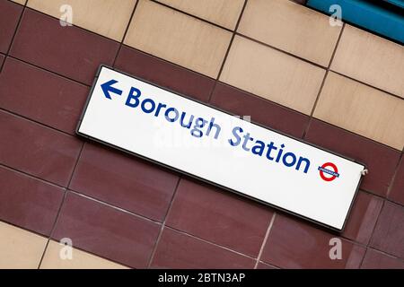 Indicazioni stradali che indicano l'ingresso alla stazione della metropolitana Borough nel Borough di Southwark, Londra Foto Stock