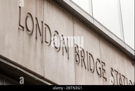 Ingresso alla stazione della metropolitana di London Bridge su Borough High Street a London SE1 Foto Stock