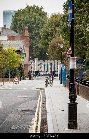 Vista a nord lungo la verde RedCross Way nel quartiere londinese di Southwark Foto Stock