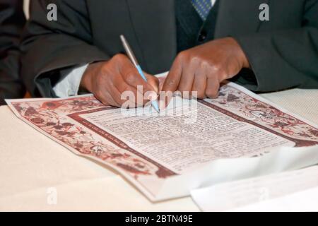 Tradizionale matrimonio ebraico, firma accordo prenuptial ketubah. Contratto di matrimonio ebraico. Foto Stock