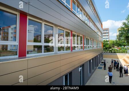 27 maggio 2020, Sassonia-Anhalt, Stendal: Marco Tullner (l, CDU), Ministro dell'Istruzione della Sassonia-Anhalt, parla ai presidi e ai rappresentanti dell'autorità scolastica e del distretto nella classe all'aperto della scuola secondaria Wladimir Komarow. Il ministro ha consegnato avvisi di finanziamento federali per le aule digitali. Quasi otto mesi dopo l'inizio del programma di finanziamento per le aule digitali, le prime scuole possono ora acquistare tecnologia. La maggior parte delle scuole lo utilizza per espandere le proprie linee Internet e reti WLAN e sta installando dispositivi come tablet, beamer e interactiv Foto Stock