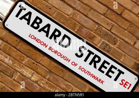 Cartello con il nome della strada per Tabard Street nella zona di Borough nel London Borough di Southwark, Inghilterra Foto Stock