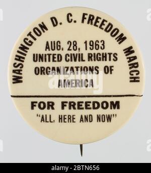 Pulsante Pinback per la marcia Freedom 1963. Un pulsante bianco con testo nero. Una linea orizzontale attraversa il terzo inferiore della faccia del pulsante separando il testo. Intorno ai due terzi superiori del pulsante è presente un testo ad arco che incornicia il testo centrato sotto. Il testo recita: [WASHINGTON D. C. FREEDOM MARZO / AGOSTO. Foto Stock