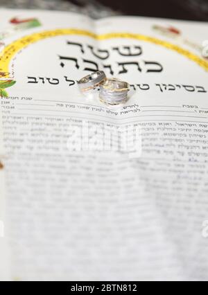 Tradizionale matrimonio ebraico, firma accordo prenuptial ketubah. Contratto di matrimonio ebraico. Foto Stock