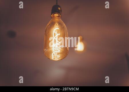 Lampade sul soffitto nel bar e ristorante. Caffetteria italiana con illuminazione Foto Stock