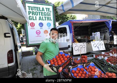 Milano (Italia), riapertura dei mercati di strada con tutte le misure di sicurezza dopo due mesi di blocco per l'epidemia di Coronavirus Foto Stock