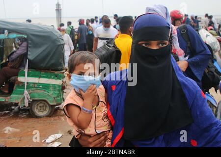 I lavoratori migranti arrivano al terminal di Feri con le loro famiglie e parenti dopo aver goduto il festival Eid ul Fitrr dai loro villaggi in mezzo al coronavirus (COVID-19) focolaio.il governo del Bangladesh è probabile che si concluderà il blocco in corso a livello nazionale per contenere Covid-19 in Bangladesh, e consentire a tutti gli uffici e le imprese di riprendere l'attività il 31 maggio. Foto Stock