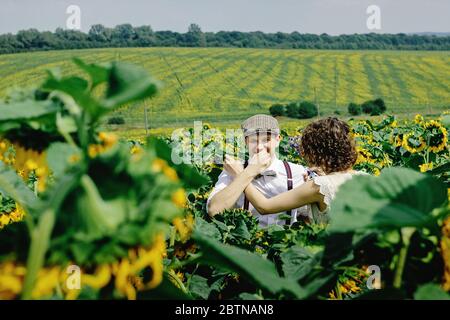 bella sposa splendida ed elegante bel bel sposo, coppia rustica in un campo di sole girasole Foto Stock