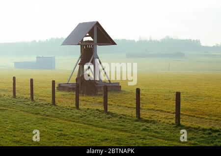 Recinzione spinato e campana della Pace nel campo di concentramento e sterminio tedesco Majdanek. Lublino, Polonia Foto Stock