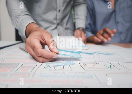 Progettazione di UX o UI sul progetto prototipo di layout di applicazioni per smartphone. Foto Stock