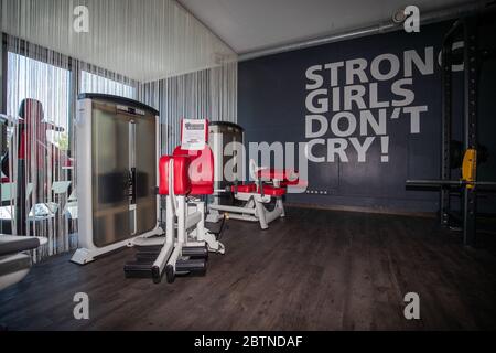 Francoforte, Germania. 27 maggio 2020. Una nota che ricorda alle persone di mantenere le distanze sociali è vista su un'attrezzatura fitness in una palestra a Schwerte, Germania, 27 maggio 2020. Il governo federale tedesco e i 16 stati hanno accettato in linea di principio di mantenere in vigore le restrizioni di contatto del coronavirus fino al 29 giugno, l'Ufficio federale della stampa ha annunciato martedì notte. Credit: Joachim Bywaletz/Xinhua/Alamy Live News Foto Stock