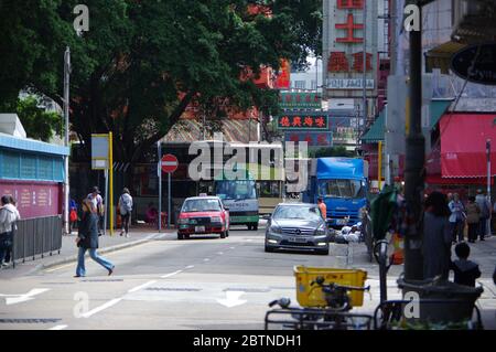 Hong Kong, Cina - 27 novembre 2016: Auto, taxi, camion e autobus sulla strada vicino Yau ma Tei Jade Hawker Bazaar Foto Stock