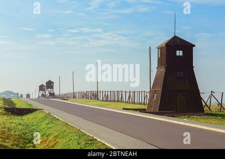 Strada di omaggio e ricordo con recinzioni in filo spinato e una torre di guardia nel campo di concentramento e sterminio tedesco Majdanek. Lublino, Polonia Foto Stock