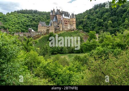 Die Burg Eltz in Wierschem, Rheinland-Pfalz, Deutschland | Castello di Eltz vicino Wierschem, Renania-Palatinato, Germania Foto Stock