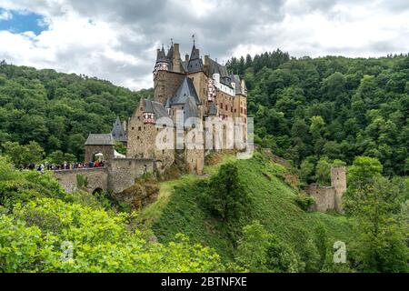 Die Burg Eltz in Wierschem, Rheinland-Pfalz, Deutschland | Castello di Eltz vicino Wierschem, Renania-Palatinato, Germania Foto Stock
