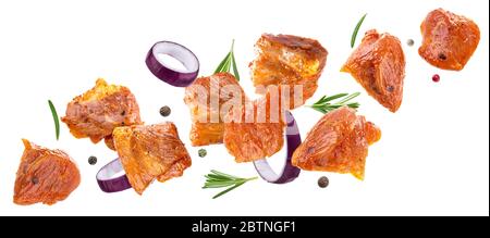 Pezzi di maiale grezzo isolati su sfondo bianco, con percorso di ritaglio Foto Stock