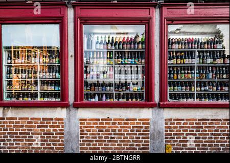 Gand, Belgio - Agosto 2019: Enorme collezione di birre belghe in vetrina Foto Stock