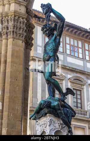 Scultura Perseo con testa di Medusa, nella Loggia dei Lanzi, Firenze. È una scultura in bronzo realizzata da Benvenuto Cellini al 1554. Foto Stock