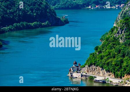 Vista sul monastero di Mraconia sul lato rumeno del Danubio Foto Stock