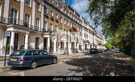 Ambasciata della Bolivia, Londra. Case a schiera georgiane in Piazza Eaton, Belgravia, che ospita l'ambasciata boliviana distinguibile dalla sua bandiera nazionale. Foto Stock