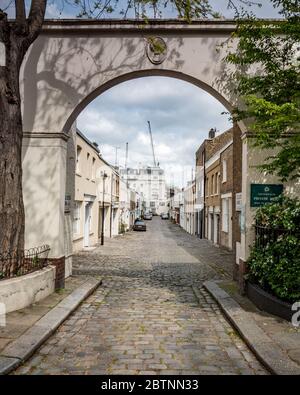 Eccleston Mews, Belgravia, Londra SW1. Le strade secondarie acciottolate erano originariamente case per stalle, ma da allora sono diventate aree residenziali desiderabili. Foto Stock