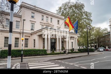 L'Ambasciata di Spagna, Londra, Regno Unito. Bandiere spagnole e europee che sorvolano l'ingresso e façade all'ambasciata spagnola nel quartiere di Belgravia a Londra. Foto Stock