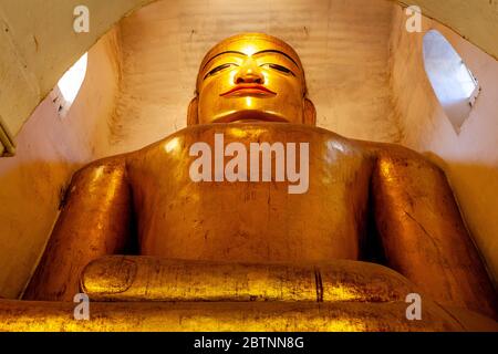 Una statua del Buddha d'oro al Tempio Manuha, Bagan, Regione Mandalay, Myanmar. Foto Stock