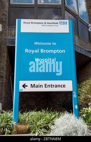 Cartello di benvenuto e di direzione del Royal Brompton & Harefield Hospital, Chelsea Wing, Sydney Street, London Borough of Chelsea. Foto Stock