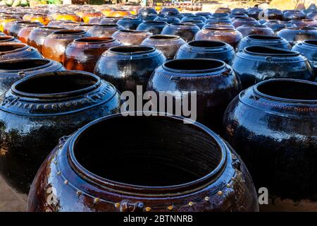 Grandi Pot in ceramica per stoccaggio fuori Ananda Temple, Bagan, Regione Mandalay, Myanmar. Foto Stock