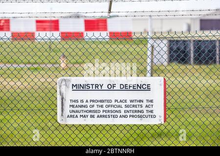 Primo piano Ministero della Difesa nessun accesso al segnale di avvertimento pubblico dietro recinzione di sicurezza: Persone non autorizzate ad essere arrestate, perseguite, RAF Fairford, UK. Foto Stock