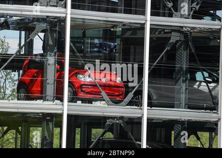 La fabbrica di costruzione di automobili Volkswagen/VW con i tubi dello stabilimento Volkswagen nell'Autostadt a Wolfsburg. WOLFSBURG, GERMANIA. 19 maggio 2016 Foto Stock