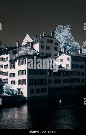 immagine a infrarossi - vista sulla collina di linden e le rive del fiume limmat - città di zurigo - svizzera Foto Stock