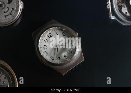 Vetro rotto sull'orologio, primo piano, su sfondo nero. Foto Stock