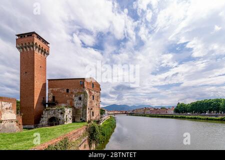Bella vista sui Lungarni di Pisa, nel centro storico vicino all'antica Cittadella dall'omonimo ponte Foto Stock