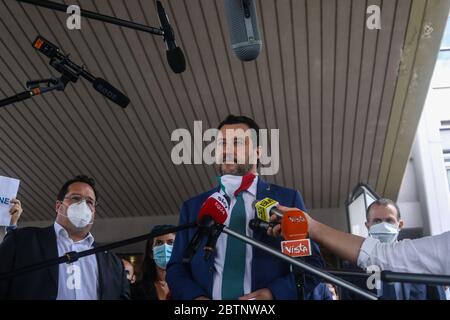 Il segretario della Lega Matteo Salvini parla ai media dopo un incontro con il presidente dell'INPS (Istituto Nazionale di sicurezza sociale) sul sostegno ai lavoratori a causa della crisi del coronavirus. Foto Stock