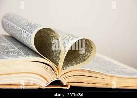 Libro vecchio, pagine piegate a forma di cuore - il concetto di amore della lettura Foto Stock