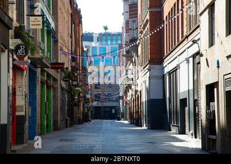 Londra's Kingly Street vuoto di traffico e di persone. La strada è deserta a causa delle norme di blocco messe in atto durante l'epidemia di Coronavirus. Foto Stock