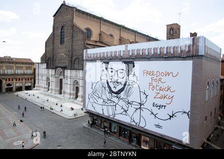 Bologna, Italia. 27 maggio 2020. Un grande cartellone installato in Piazza maggiore, la piazza principale di Bologna, porta ora il volto di Patrick Zaki, chiedendo la sua libertà da una prigione egiziana il 27 maggio 2020 a Bologna, Italia. Patrick George Zaki è un attivista egiziano dei diritti umani di 28 anni, è stato rapito all'aeroporto internazionale del Cairo al suo arrivo da Bologna (Italia) dove attualmente studia per il suo MD all'Università di Bologna e viene torturato ed elettrocitato senza alcuna accusa vera. Credit: Massimiliano Donati/Alamy Live News Foto Stock