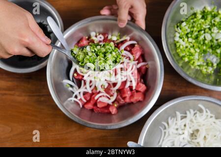 Preparazione del recipiente per la poke Foto Stock