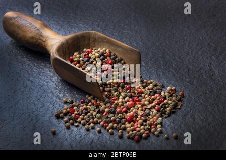 peppercorn medley in pala di legno Foto Stock