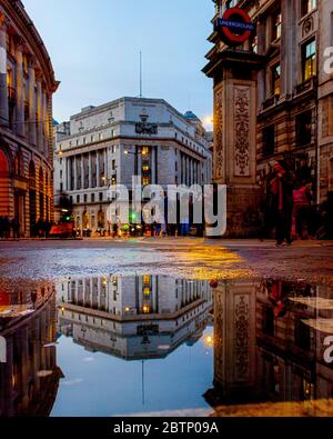 Foto a riflessione degli edifici di Londra. Foto Stock