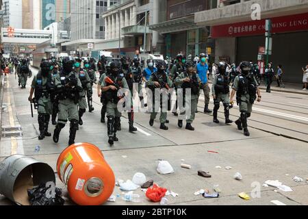 Hong Kong Hong Kong, S.A.R. Cina - 27 maggio 2020 nella foto, le squadre di Riot della polizia di Hong Kong pattugliano il distretto finanziario e commerciale centrale di Hong Kong, mentre le tensioni sono scemate nella città da quando è stata annunciata la legge nazionale dell'inno e durante la lettura del National Anthem Bill Credit: Simon Jankowski/Alamy Live News Foto Stock