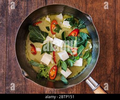 Curry verde thailandese con tofu e verdure in preparazione Foto Stock