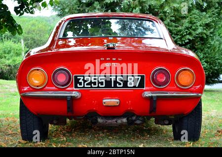 Un'auto Opel GT del 1971 parcheggiata in erba in una mostra di auto classica nella Francia rurale Foto Stock